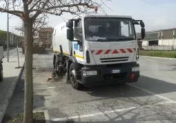 Una spazzatrice all'opera per la pulizia delle strade comunali